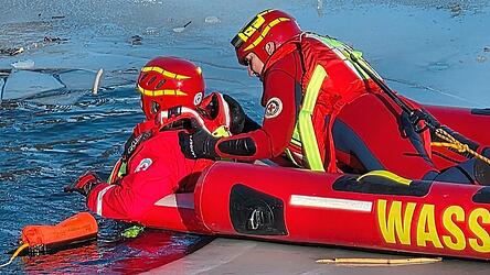 Das hintere Ende des Rescue Sled wird an die Einbruchstelle herangeschoben und die zu rettende Person an Bord gezogen.