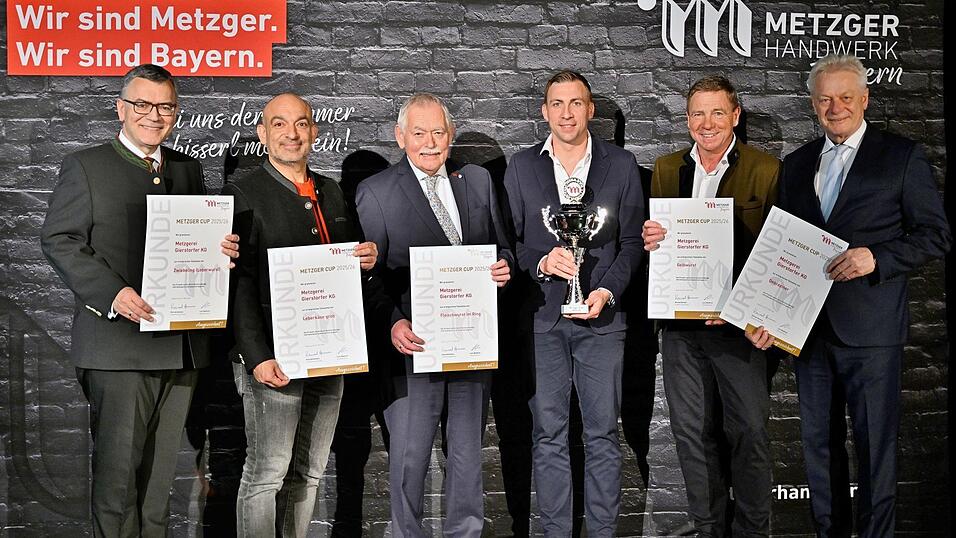 Von rechts: Bundeslandwirtschaftsminister Alois Rainer, Artur Gierstorfer, Thomas Gierstorfer, Landesinnungsmeister Konrad Ammon, Django As&uuml;l und Staatsminister Florian Herrmann bei der Preisverleihung.