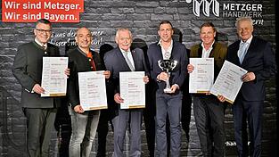 Von rechts: Bundeslandwirtschaftsminister Alois Rainer, Artur Gierstorfer, Thomas Gierstorfer, Landesinnungsmeister Konrad Ammon, Django As&uuml;l und Staatsminister Florian Herrmann bei der Preisverleihung.