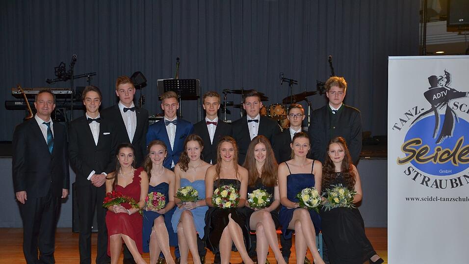 Die Bilder vom Abschlussball der Tanzschule Seidel in der Fraunhofer-Halle am 28. November. Die Bilder vom Abschlussball der Tanzschule Seidel in der Fraunhofer-Halle am 28. November.