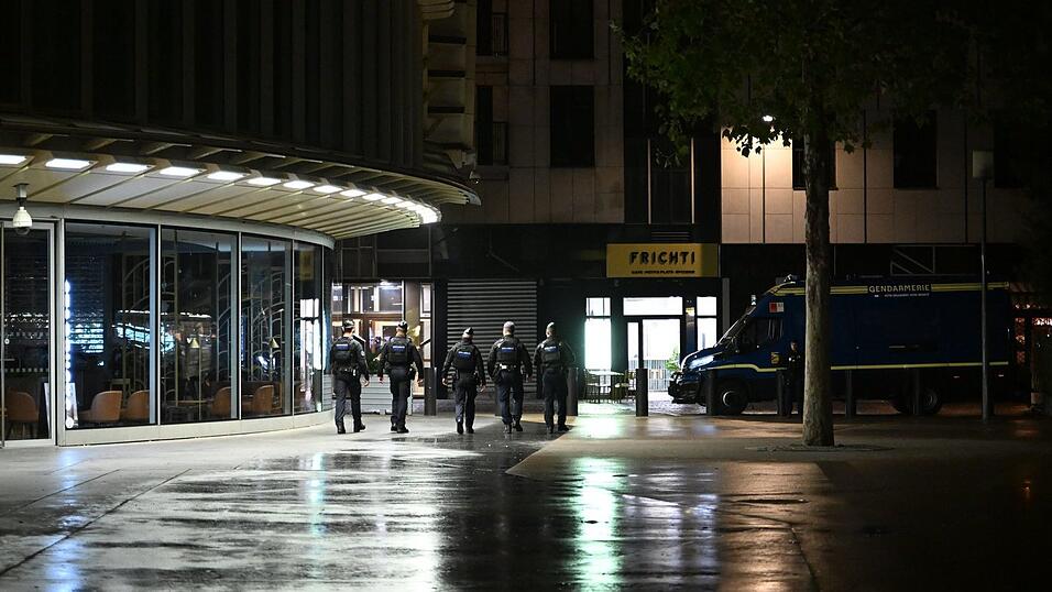 Die Polizei wachte mit einem Großaufgebot über die Einhaltung nächtlicher Beschränkungen in französischen Städten. Die Polizei wachte mit einem Großaufgebot über die Einhaltung nächtlicher Beschränkungen in französischen Städten.