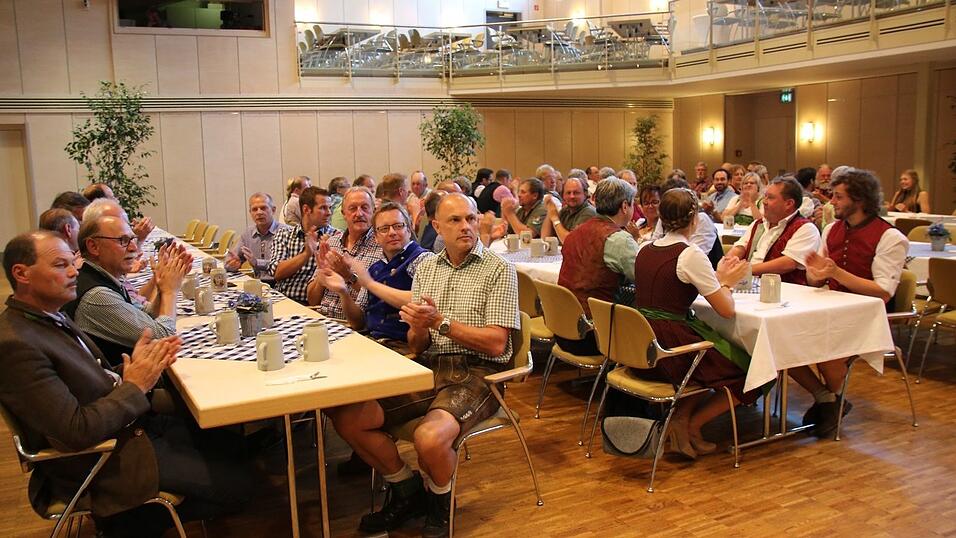 100 Drachenstich-Funktion&auml;re und -Akteure hatte die Brauerei Aldersbach am Dienstagabend in den Saal des ATT eingeladen.