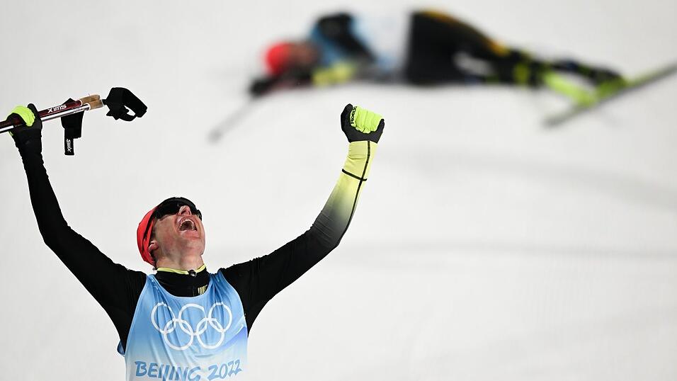 Geschafft: Kombinierer Vinzenz Geiger freut sich über den Gewinn der Goldmedaille. Geschafft: Kombinierer Vinzenz Geiger freut sich über den Gewinn der Goldmedaille.