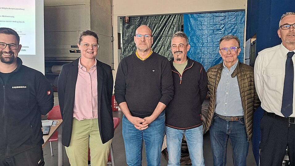 Die neugew&auml;hlte Vorstandschaft von Navis (v.l.): Beisitzer Max Kriebel, Schriftf&uuml;hrerin Miriam Waidele, Vorsitzender J&uuml;rgen Arnold, zweiter Vorsitzender Christian G&uuml;rster, Schatzmeister Dr. Manfred Kurpiers und (ganz rechts) der bisherige Vorsitzende Lars Boehlkau.