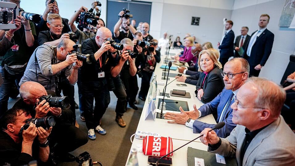 Es ist Merz' erster Besuch in der SPD-Fraktion als Kanzler. Es ist Merz' erster Besuch in der SPD-Fraktion als Kanzler.