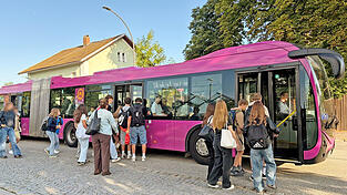 Wenn ein Wagen der Schienenersatzbus-Linie RB 51 von Geiselhöring aus (Archivbild) nach Straubing fährt, war er bei seinem vorhergehenden Stopp in Sünching. Wenn ein Wagen der Schienenersatzbus-Linie RB 51 von Geiselhöring aus (Archivbild) nach Straubing fährt, war er bei seinem vorhergehenden Stopp in Sünching.