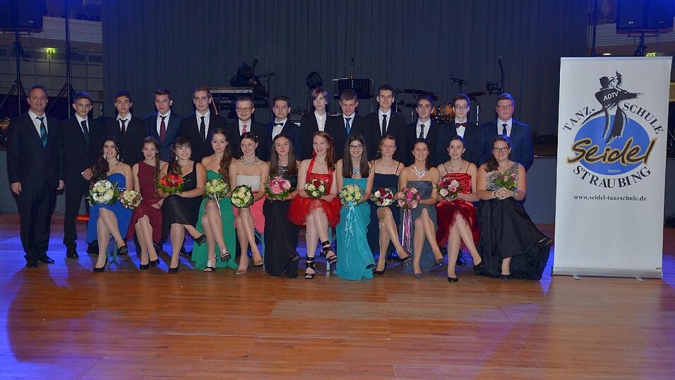 Die Bilder vom Abschlussball der Tanzschule Seidel in der Fraunhofer-Halle am 28. November. Die Bilder vom Abschlussball der Tanzschule Seidel in der Fraunhofer-Halle am 28. November.
