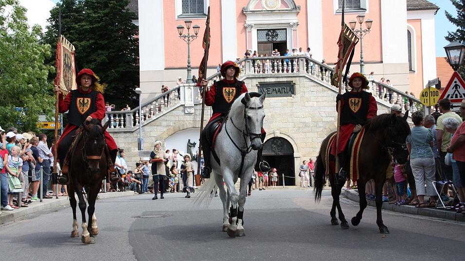 Die schönsten Augenblicke des historischen Drachenstich-Festzuges 2016. Die schönsten Augenblicke des historischen Drachenstich-Festzuges 2016.