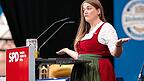 Mit Witz und Maßkrug - Ronja Endres findet: „Markus Söder ist ja nur nebenberuflich in der Politik, sein Hauptberuf ist Foodblogger.“