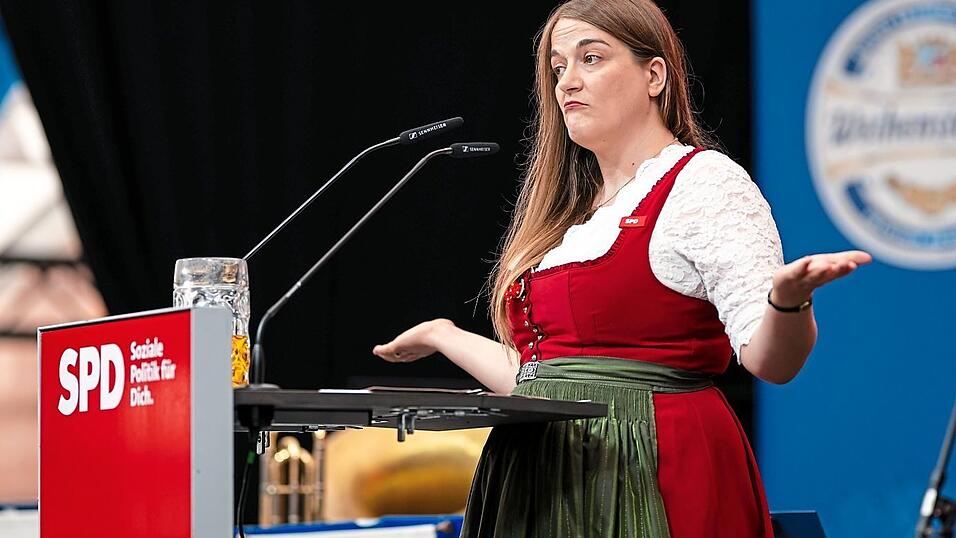Mit Witz und Maßkrug - Ronja Endres findet: „Markus Söder ist ja nur nebenberuflich in der Politik, sein Hauptberuf ist Foodblogger.“