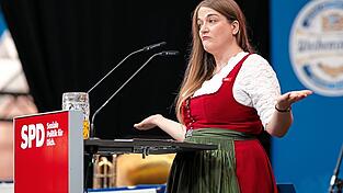 Mit Witz und Maßkrug - Ronja Endres findet: „Markus Söder ist ja nur nebenberuflich in der Politik, sein Hauptberuf ist Foodblogger.“