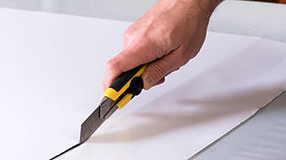 Cuttermesser sind vielseitig einsetzbar - ob im Handwerk, beim Basteln oder im Büro. Aufgrund ihrer scharfen Klinge gelten sie jedoch auch als potenziell gefährliche Gegenstände und können in bestimmten Kontexten als Waffe eingestuft werden.