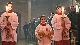 Das Christkind kommt: Ministrantin Lena Sperl bringt das Jesuskind zur Krippe nach vorne.