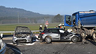 Drei Leicht- und eine Schwerverletzte sowie hoher Sachschaden sind die Bilanz eines Unfalls am Freitagmorgen.&nbsp;