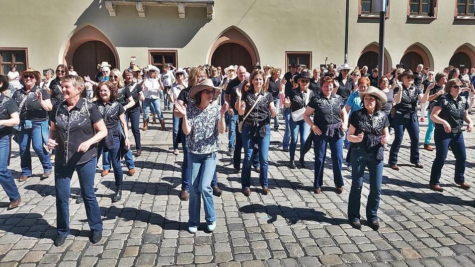 Gute Rhythmen bei bestem Wetter:&nbsp;Die Teilnehmer des Internationalen Linedance-Flashmobs sorgten vor dem Rathaus&nbsp;f&uuml;r beste Stimmung.
