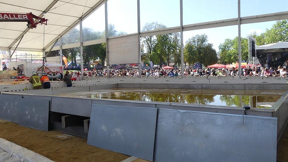 Hunderte freiwillige Helfer haben angepackt und zusammen mit den beiden Initiatoren Werner Biersack und Rudi Dietl das XXL-Schnitzel vorbereitet und gebraten. Das Spektakel vor einem Jahr lockte Tausende Besucher nach Mengkofen.