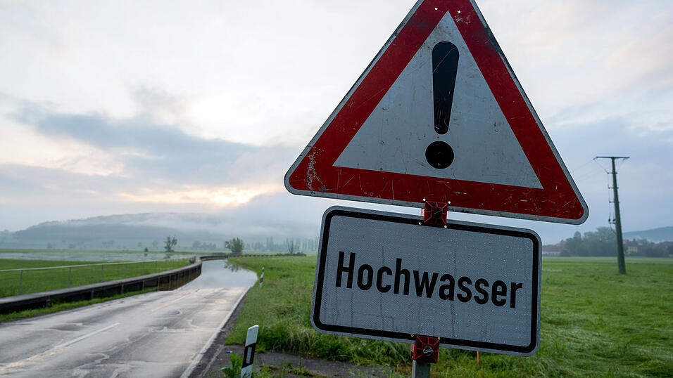 Der anhaltende Regen führte mancherorts zu einem Hochwasser. In Ostbayern hat sich die Lage entspannt.(Symbolbild)