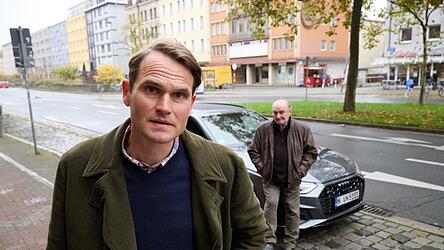 Ein ungleiches, aber sehr unterhaltsames Gespann: Fabian Hinrichs (links) als Kriminalhauptkommissar Felix Voss und Sigi Zimmerschied als Fred Kamer Ein ungleiches, aber sehr unterhaltsames Gespann: Fabian Hinrichs (links) als Kriminalhauptkommissar Felix Voss und Sigi Zimmerschied als Fred Kamer