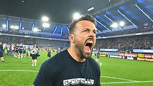 Paderborns Trainer Ralf Kettemann bejubelt den Aufstieg.