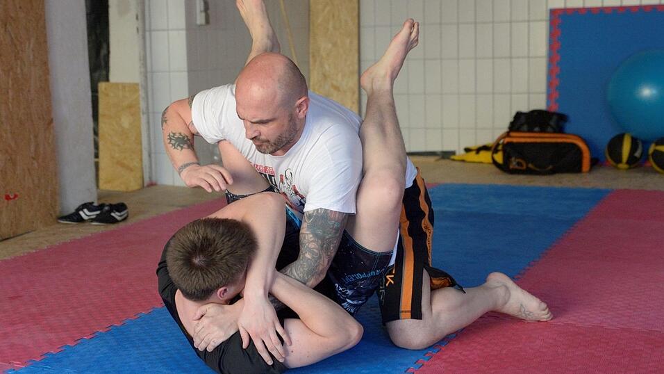 Sinnloses Prügeln? Beim Kampfsport MMA kommt es auch auf die Technik und die geistige und körperliche Fitness an. Sinnloses Prügeln? Beim Kampfsport MMA kommt es auch auf die Technik und die geistige und körperliche Fitness an.