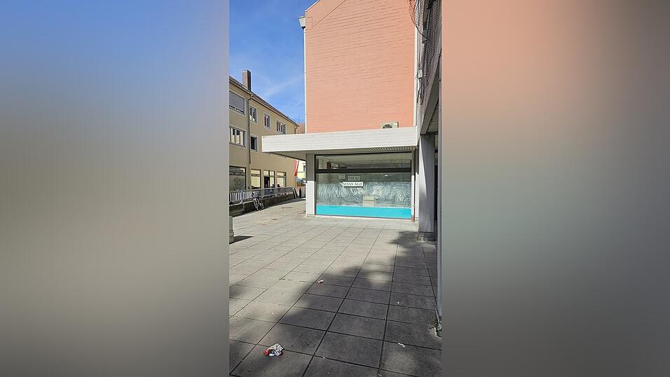 Am Platzl eröffnet demnächst ein Thai-Massage-Studio, gleich gegenüber des Switch-Boardershops. Am Platzl eröffnet demnächst ein Thai-Massage-Studio, gleich gegenüber des Switch-Boardershops.