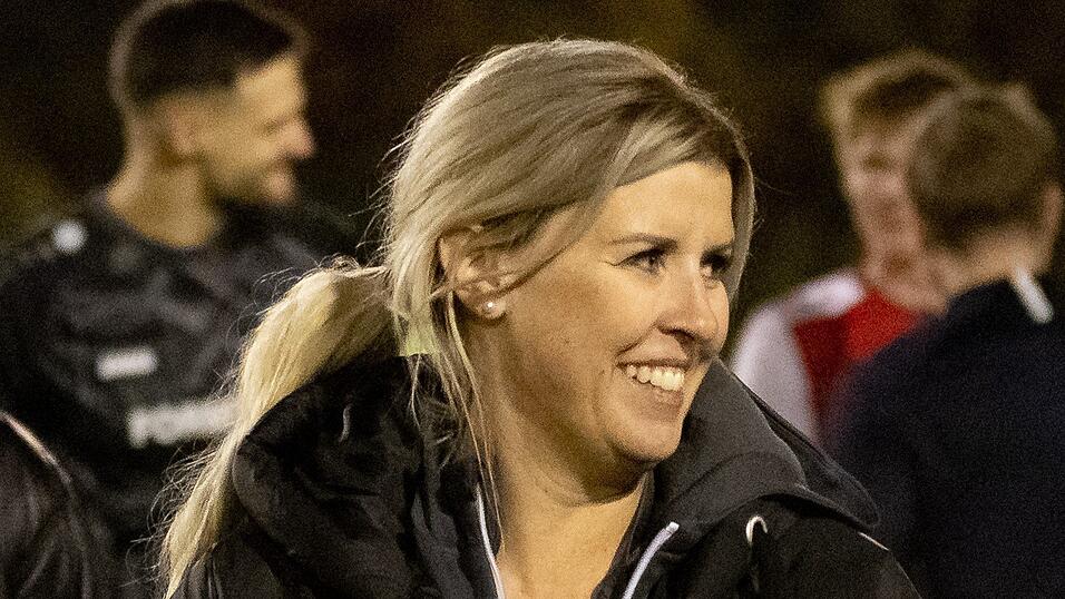 Wenn man Kerstin Mente, die sich beim TSV Bogen die sportliche Leistung mit Mateo Jerkovic teilt, nach ihrem größten Weihnachtswunsch fragt, dann fällt ihr mit als erstes der schnellstmögliche Klassenerhalt der Mannschaft in der Landesliga ein. Wenn man Kerstin Mente, die sich beim TSV Bogen die sportliche Leistung mit Mateo Jerkovic teilt, nach ihrem größten Weihnachtswunsch fragt, dann fällt ihr mit als erstes der schnellstmögliche Klassenerhalt der Mannschaft in der Landesliga ein.