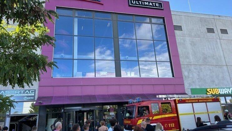 Besucher eines Kinos in Neufahrn bei Freising mussten am Samstagnachmittag das Gebäude verlassen. Die Feuerwehr war vor Ort. Besucher eines Kinos in Neufahrn bei Freising mussten am Samstagnachmittag das Gebäude verlassen. Die Feuerwehr war vor Ort.