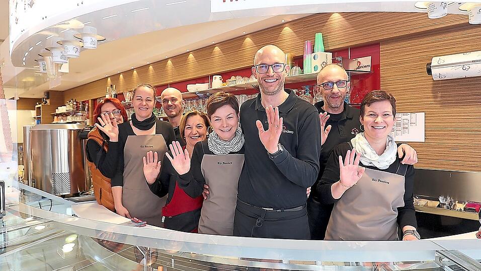 Das Team der Eisdiele 'Panciera' verabschiedet sich f&uuml;r dieses Jahr von den Landshuter Kunden.