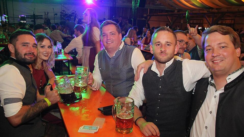 Viele Landshuter feierten am Freitagabend auf der Bartlmädult. Viele Landshuter feierten am Freitagabend auf der Bartlmädult.