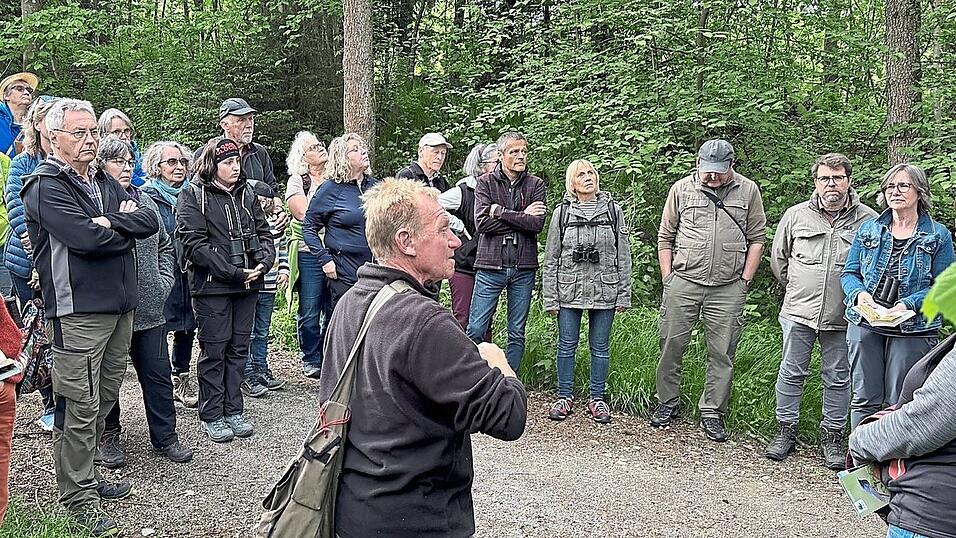 Förster und Ornithologe Fritz Reiter erklärte den Teilnehmern so einiges Wissenswertes. Seit 2008 macht Reiter führt er schon Führungen durch. Förster und Ornithologe Fritz Reiter erklärte den Teilnehmern so einiges Wissenswertes. Seit 2008 macht Reiter führt er schon Führungen durch.