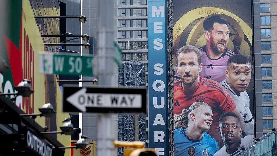 Werbung für die Club-WM mit Fußballstars wie Lionel Messi, Harry Kane oder Erling Haaland am Times Square in Manhattan.