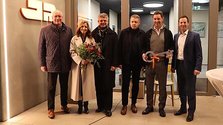 Sie freuen sich über das neue Gebäude: Landrat Franz Löffler, Petra und Josef Rädlinger junior, Planer Franz Meindl, Geschäftsführer Michael Eisenreich und Rundings Bürgermeister Franz Kopp (von links).