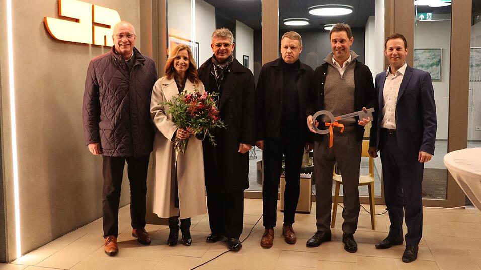 Sie freuen sich &uuml;ber das neue Geb&auml;ude: Landrat Franz L&ouml;ffler, Petra und Josef R&auml;dlinger junior, Planer Franz Meindl, Gesch&auml;ftsf&uuml;hrer Michael Eisenreich und Rundings B&uuml;rgermeister Franz Kopp (von links).