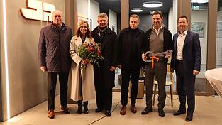 Sie freuen sich über das neue Gebäude: Landrat Franz Löffler, Petra und Josef Rädlinger junior, Planer Franz Meindl, Geschäftsführer Michael Eisenreich und Rundings Bürgermeister Franz Kopp (von links). Sie freuen sich über das neue Gebäude: Landrat Franz Löffler, Petra und Josef Rädlinger junior, Planer Franz Meindl, Geschäftsführer Michael Eisenreich und Rundings Bürgermeister Franz Kopp (von links).