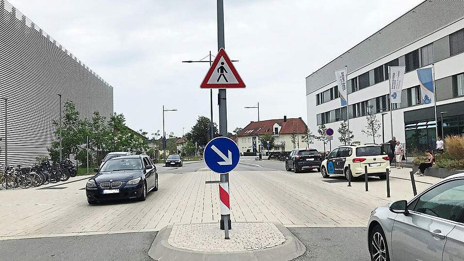 Der gepflasterte Überweg vom Parkhaus (links) zum Haupteingang des Klinikums St. Elisabeth (rechts) soll durch ein gelbes Blinklicht sicherer werden. Der gepflasterte Überweg vom Parkhaus (links) zum Haupteingang des Klinikums St. Elisabeth (rechts) soll durch ein gelbes Blinklicht sicherer werden.