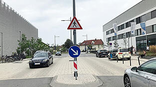 Der gepflasterte Überweg vom Parkhaus (links) zum Haupteingang des Klinikums St. Elisabeth (rechts) soll durch ein gelbes Blinklicht sicherer werden. Der gepflasterte Überweg vom Parkhaus (links) zum Haupteingang des Klinikums St. Elisabeth (rechts) soll durch ein gelbes Blinklicht sicherer werden.