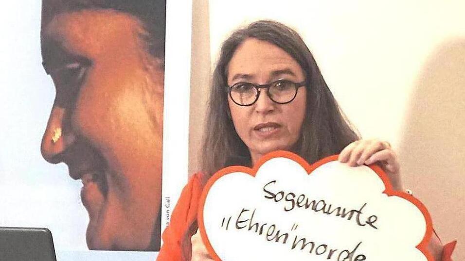 Inge Bell von 'Terre des Femmes' referierte in Regensburg über den Themenkomplex Femizide und häusliche Gewalt. Inge Bell von 'Terre des Femmes' referierte in Regensburg über den Themenkomplex Femizide und häusliche Gewalt.