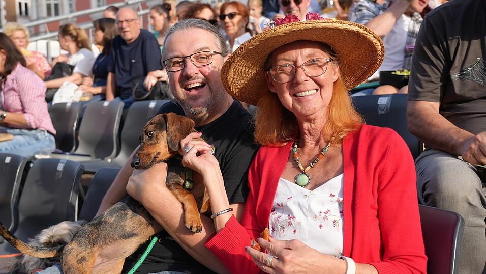 Die Stimmung auf der Trib&uuml;ne und dem umliegenden Stadtplatz war blendend.