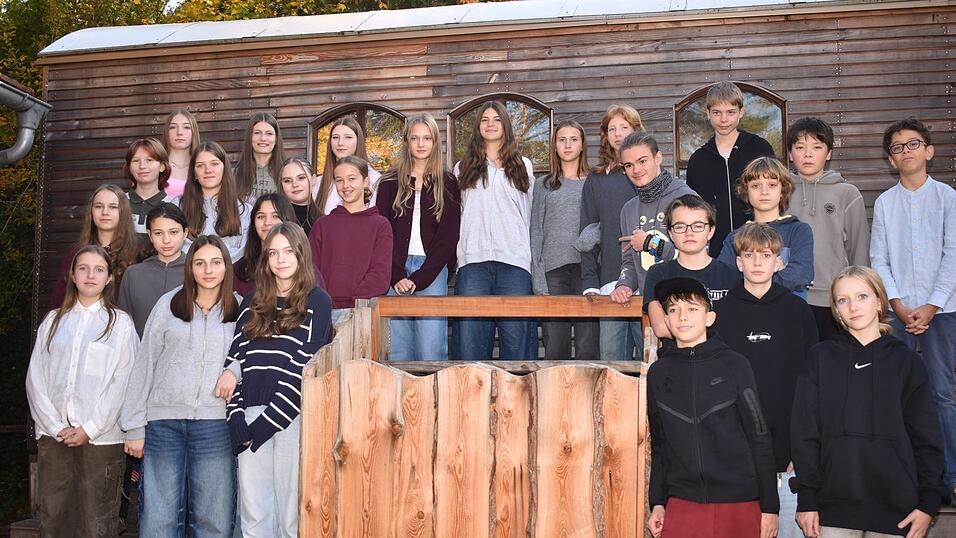 Die 13 Buben und Mädchen von der Montessori-Schule in Prag zusammen mit ihren Partnern der Montessori-Schule Geisenhausen. Die 13 Buben und Mädchen von der Montessori-Schule in Prag zusammen mit ihren Partnern der Montessori-Schule Geisenhausen.