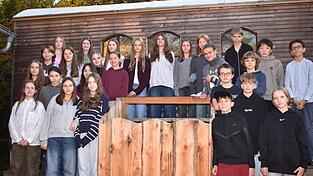 Die 13 Buben und Mädchen von der Montessori-Schule in Prag zusammen mit ihren Partnern der Montessori-Schule Geisenhausen.