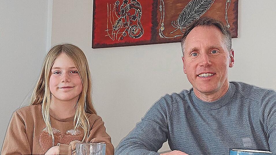 Stephan Thomas mit Tochter Amelie. Die Neunj&auml;hrige findet&rsquo;s - wie der Rest der Familie - gut, dass ihr Papa B&uuml;rgermeister werden will. Wenn sie gro&szlig; ist, m&ouml;chte sie auch einmal kandidieren, verr&auml;t sie.