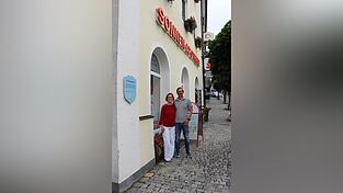 Stefanie und Henrik Henke vor der Sonnen-Apotheke in Bad K&ouml;tzting. Hier wollen sie zusammen mit ihren rund 30 Mitarbeitern weiterhin den Kunden beratend zur Seite stehen.