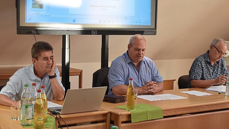 Franz Wolfsecker (links neben B&uuml;rgermeister Martin Fischer und Gesch&auml;ftsleiter Heribert R&ouml;tzer) trug im Gemeinderat die Planung f&uuml;r eine Trainingshalle vor.