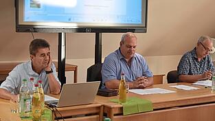 Franz Wolfsecker (links neben B&uuml;rgermeister Martin Fischer und Gesch&auml;ftsleiter Heribert R&ouml;tzer) trug im Gemeinderat die Planung f&uuml;r eine Trainingshalle vor.