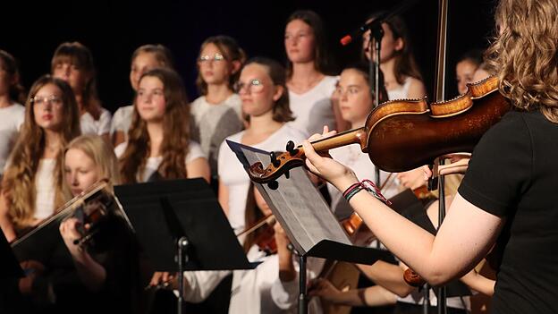 400 Zuh&ouml;rer begaben sich auf eine &bdquo;Reise quer durch die musikalischen Epochen und Stilrichtungen&ldquo;.