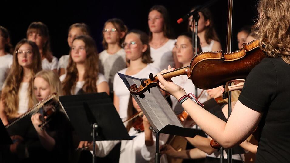 400 Zuhörer begaben sich auf eine „Reise quer durch die musikalischen Epochen und Stilrichtungen“. 400 Zuhörer begaben sich auf eine „Reise quer durch die musikalischen Epochen und Stilrichtungen“.
