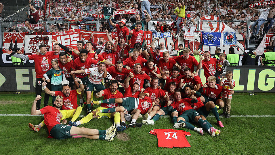 Regensburgs Aufstiegsmannschaft nach Spielende in Partylaune.