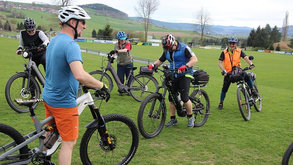 Stefan Schindlatz (links) ist Mountainbike-Trainer der Naturfreunde Cham und hat einen Lehrplan f&uuml;rs E-Bike-Sicherheitstraining erarbeitet.