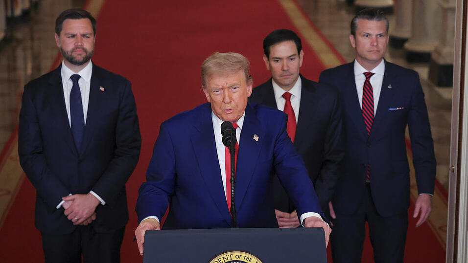 US-Präsident Donald Trump spricht im East Room des Weißen Hauses in Washington, nachdem das US-Militär drei iranische Nuklear- und Militäranlagen angegriffen hat und sich damit direkt den Bemühungen Israels anschließt, das iranische Atomprogramm zu kappen. US-Präsident Donald Trump spricht im East Room des Weißen Hauses in Washington, nachdem das US-Militär drei iranische Nuklear- und Militäranlagen angegriffen hat und sich damit direkt den Bemühungen Israels anschließt, das iranische Atomprogramm zu kappen.