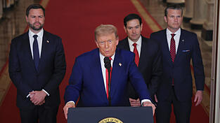US-Präsident Donald Trump spricht im East Room des Weißen Hauses in Washington, nachdem das US-Militär drei iranische Nuklear- und Militäranlagen angegriffen hat und sich damit direkt den Bemühungen Israels anschließt, das iranische Atomprogramm zu kappen. 